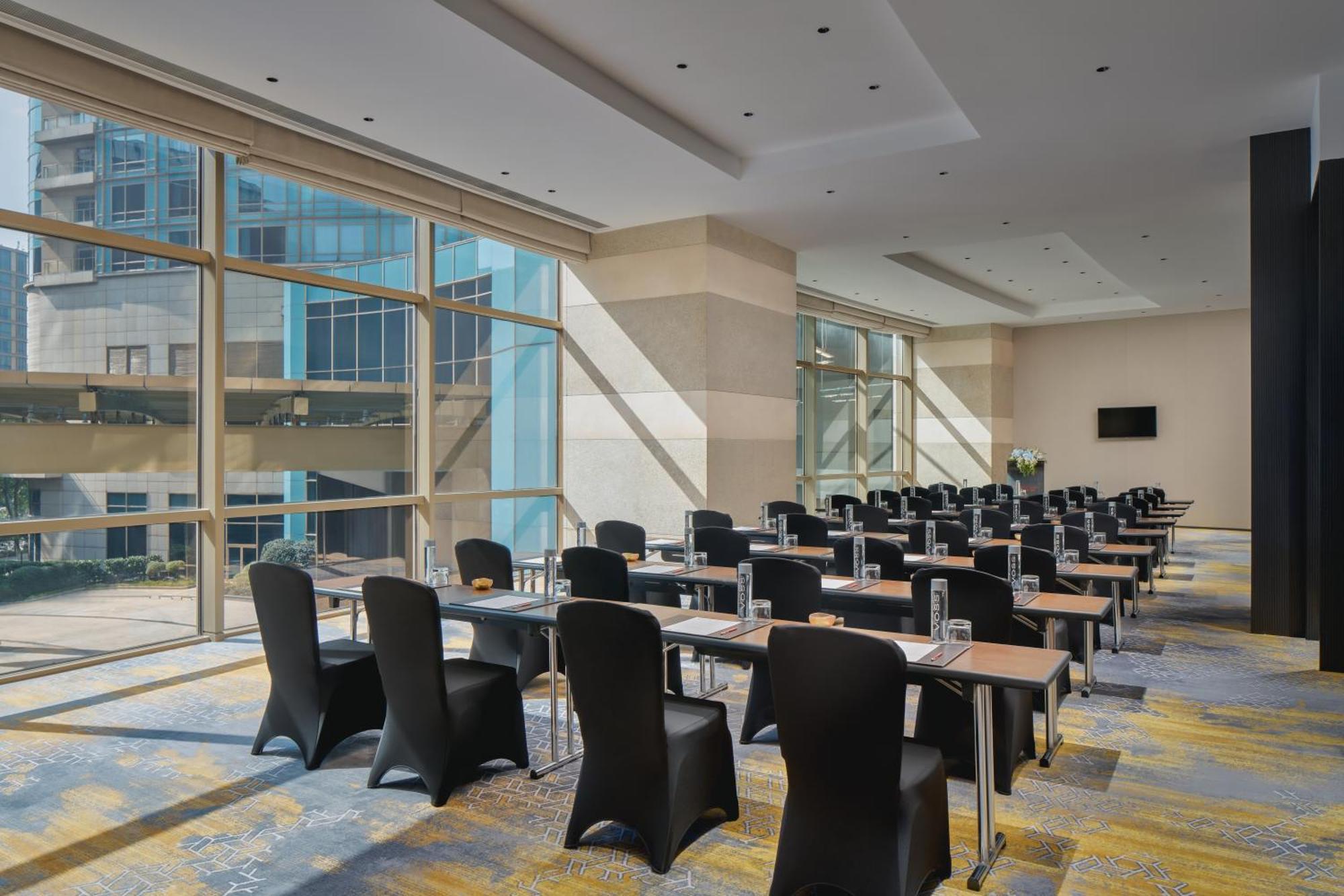 Hyatt On The Bund - A Grand Hyatt Hotel, Centrally Located At Huangpu River Banks In Downtown Hotel 5*